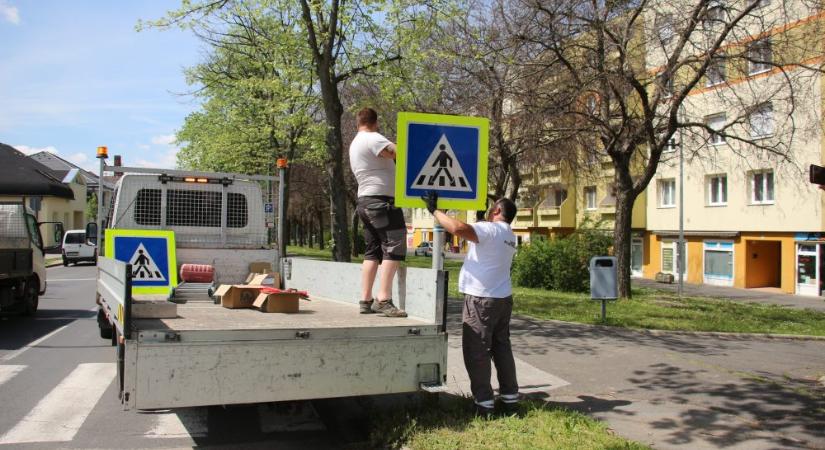 Fluoreszkáló hátterűre cserélnek Ajkán több gyalogátkelő táblát