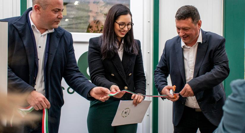 Átadták a magyar startup által fejlesztett növénytermesztő konténer farmot