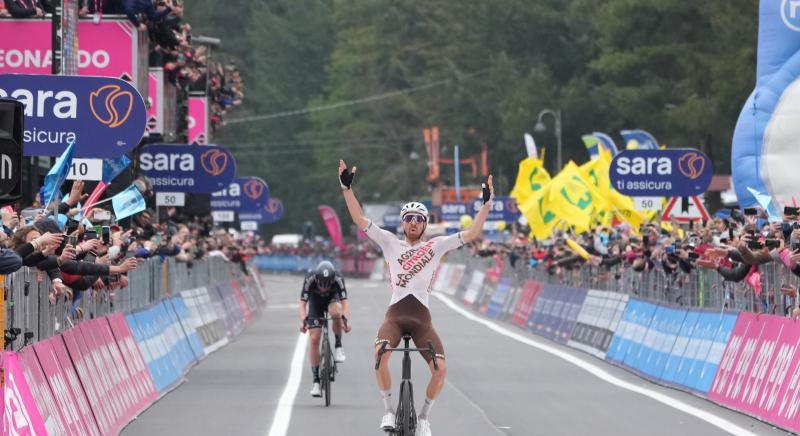 Giro d'Italia 4. szakasz: Paret-Peintre az etapgyőztes, Evenepoel leadta a rózsaszín trikót