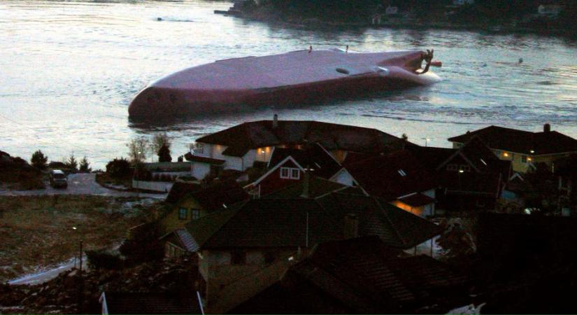 Felborult egy óriáshajó a norvég partoknál, 18-an meghaltak