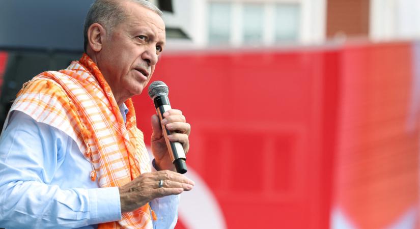 45 százalékos közalkalmazotti béremelést jelentett be Erdogan 5 nappal a török választások előtt
