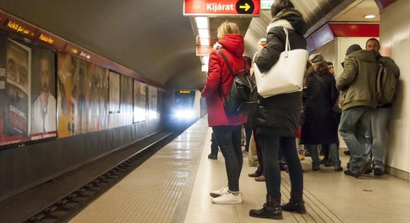 Füstölt a kettes metró mozgólépcsője a Keleti pályaudvarnál