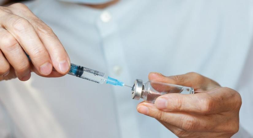 Decemberben már olthatnak a Covid elleni vakcinával a SOTE rektora szerint