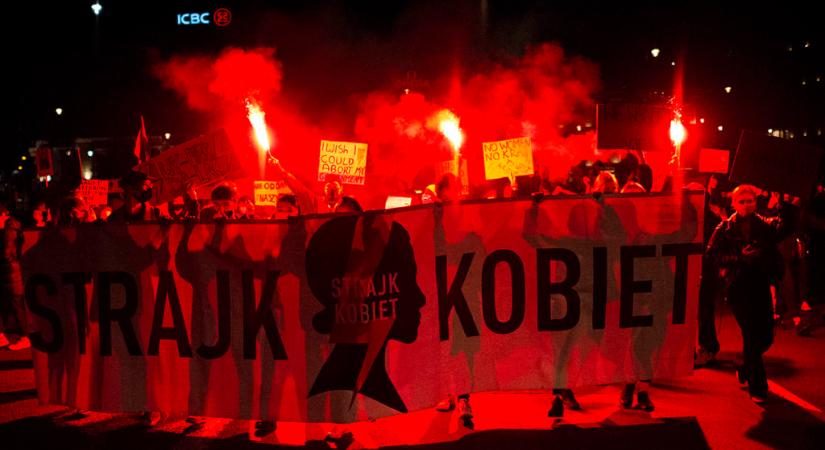 Magyar szolidaritás az abortusz szigorítása ellen tüntető lengyel nőkkel