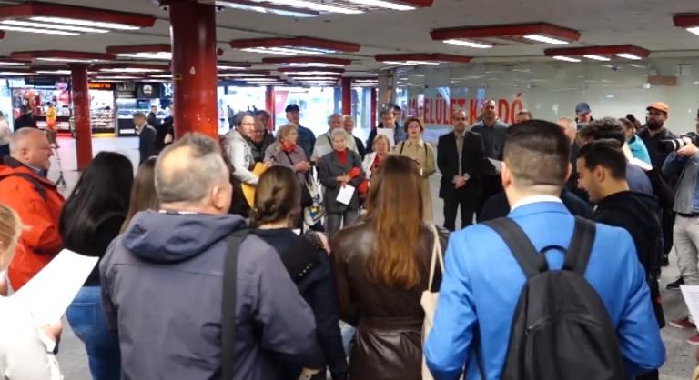 Európa-napi flashmobot tartott az MSZP a Nyugatinál