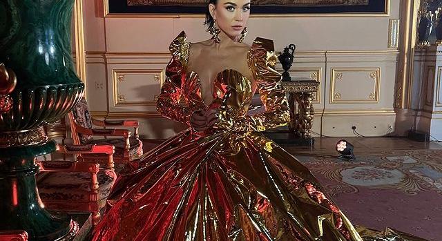 Katy Perryn nevetett az internet: az énekesnő eltévedt Károly király koronázásán