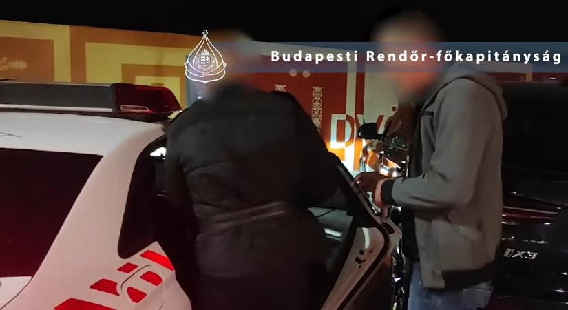 Egy angliai autómosóban kapták el a magyar férfit, aki több embert is kirabolt Budapesten – videó