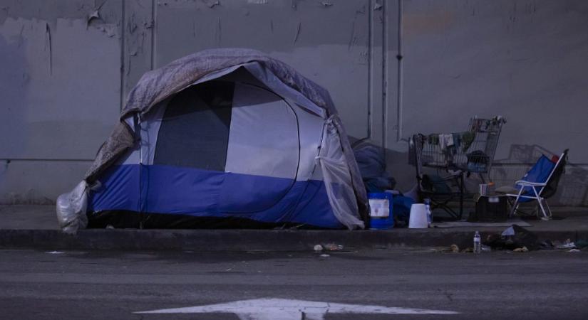 Megengedte egy hajléktalannak, hogy a pizzériája mögé költözzön – most súlyos bírsággal fenyegetik