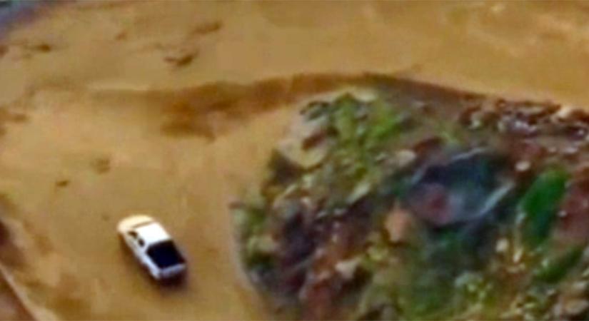 Sárlavina zúdult le a hegyi úton, aztán megjelent egy autó és megtörtént a csoda - videó