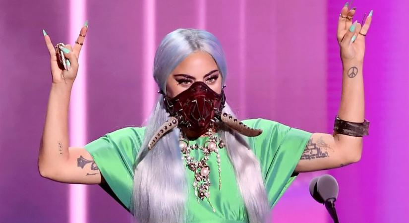 Lady Gaga szavazni is a tőle megszokott stílusban indult
