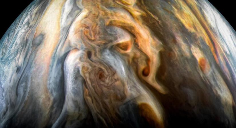Fényvillanásokat láttak a Jupiteren