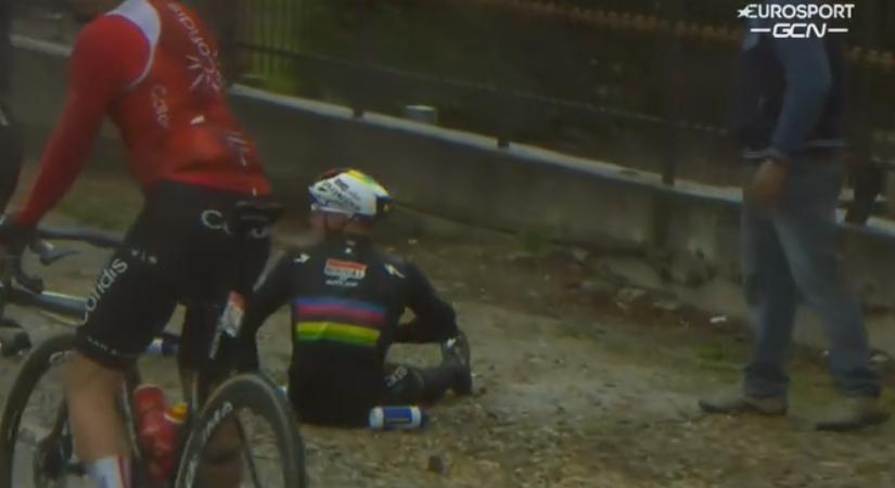 Káoszt okozott egy kiskutya a Giro d'Italián (Videó)