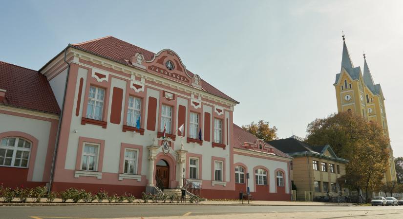 Felmondott Kiss-Kazsuk Katalin, Hajdúhadház jegyzője