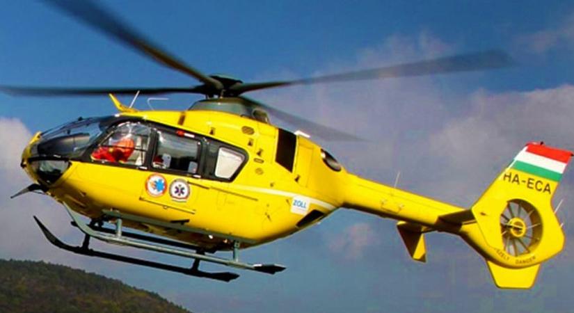 Fiatalok életveszélyben: mentőhelikopter vitt kórházba testnevelés óráról egy diákot, újraélesztettek egy fiatal labdarúgót egy megyei meccsen
