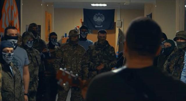 „Fehér hatalomról” és „árja végzetről” danolászó neonáci zenekar húzza a talpalávalót az Ukrajnát „nácitlanító” orosz katonáknak