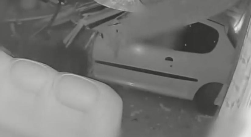 VIDEÓ: Hatalmas sebességgel csapódott egy házba