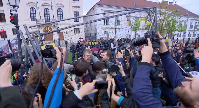 Kontraproduktív bohóckodásnak tartja a kordonbontást a Jobbik alelnöke
