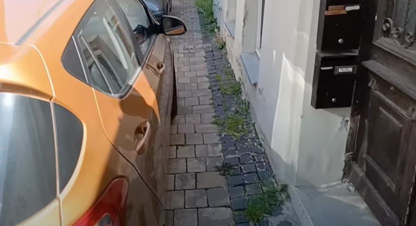 Kapu elé parkolt egy autós Pécsen, olyan büntetést kapott, amit örökre megemleget - videó