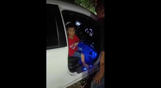 Hatéves gyerek furikázta a 3 éves öccsét Malajziában, a szülők elkötött autójában – videó