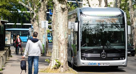 Ingyenesen lehet utazni a BKV szupermenő elektromos buszával – fotók