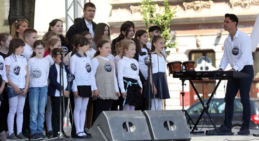 A görömbölyi iskolások énekeltek a Szent István téren (fotókkal, videókkal)