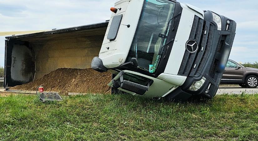 Felborult egy kamion az M5-ösön - Galéria