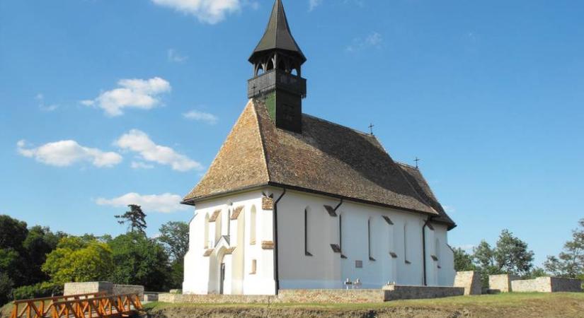 Ilyet még nem láttál: mesevárnak tűnik a magyar templom