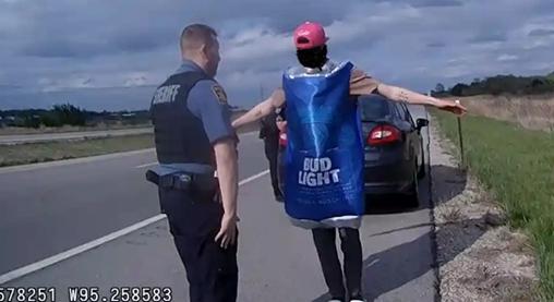 Sörösdoboz-jelmezt viselő férfit tartóztattak le ittas vezetés miatt
