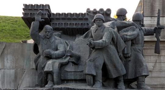 Nem akarják zavarni a gólyákat, csak ősszel bontják le a szovjet emlékművet
