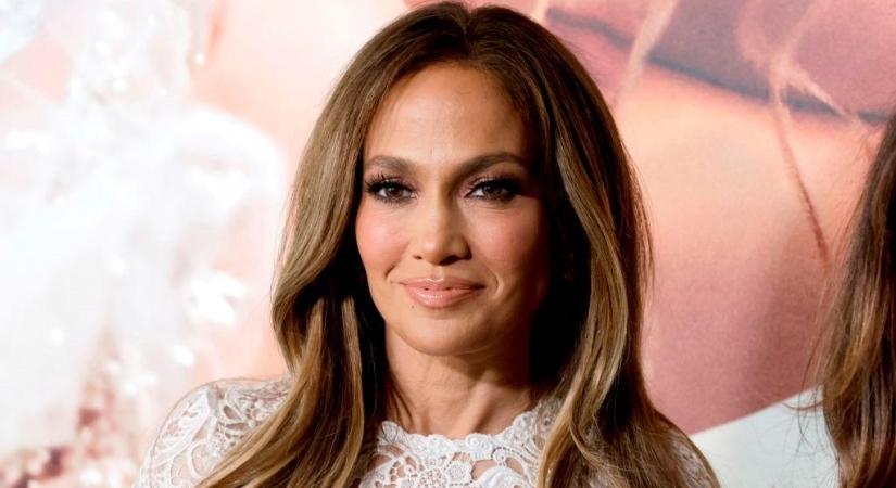 Jennifer Lopez melltartóban érkezett a vörös szőnyegre