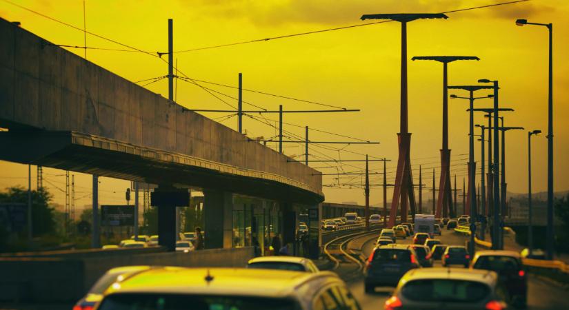 Sávlezárás lesz az egyik budapesti hídon: érdemes nagyon figyelnie az autósoknak, bicikliseknek