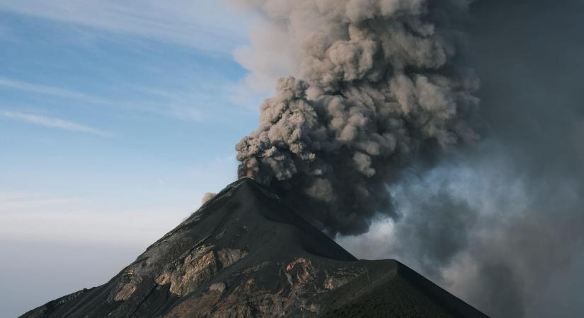 Hatalmas kitörést produkált a Fuego, 1000 embert kellett evakuálni a közeléből