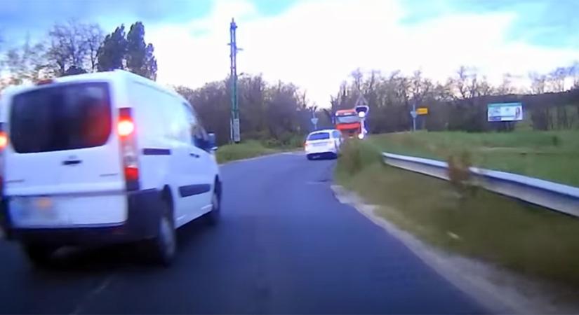 Szemből jött egy teherautó, csak azért is csikorgó kerekekkel előzött a furgonos a vasúti átjárónál - videó