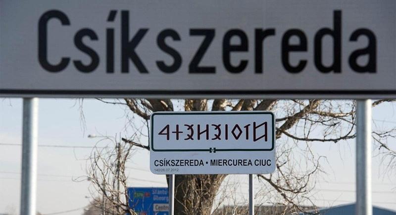 Rovás Csíkszereda bejáratainál [R]