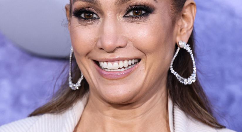 Egy szál melltartóban lépett a vörös szőnyegre Jennifer Lopez - a sztár 50 felett is szuperszexi