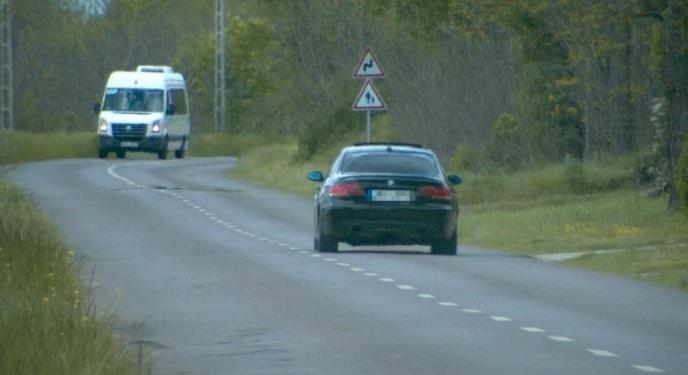 Autópályának nézte a lakott területet a BMW-s, 300 ezres csekket kapott - fotó