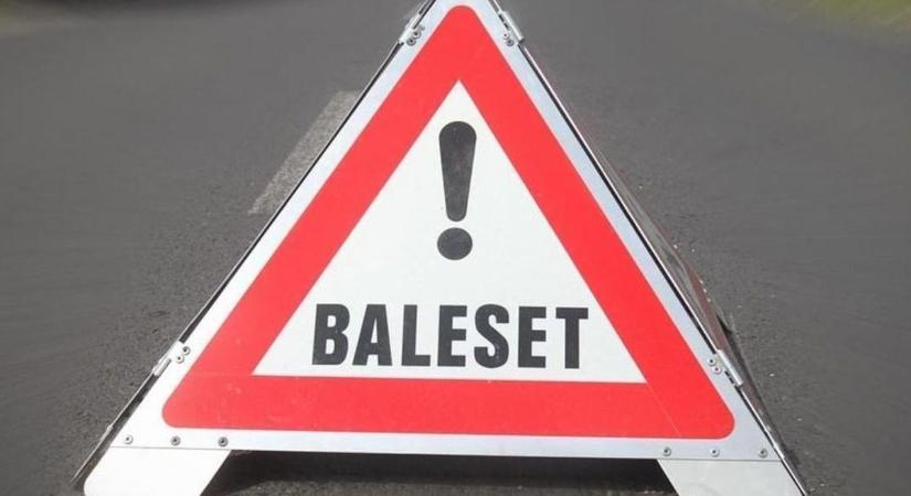 Felborult egy személyautó a 82-es főúton