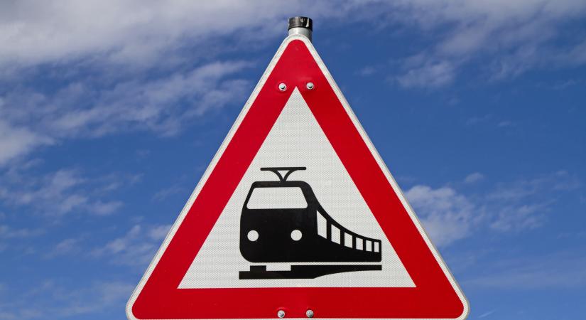 Óvatosan a vasúti átjárónál Csornán!