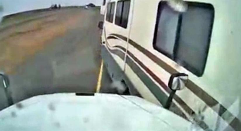 Kamion mellett próbált sávot váltani a lakóautós, a következő pillanatban hajléktalan volt - videó