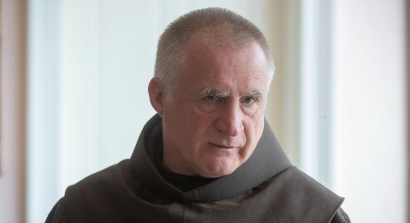 Böjte Csaba ferences rendi szerzetes tart szentmisét Jászapátin