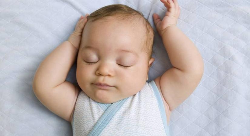 Egy ijesztő tünet csecsemőknél, amivel sokan orvoshoz fordulnak - Elmondjuk, mikor számít normálisnak