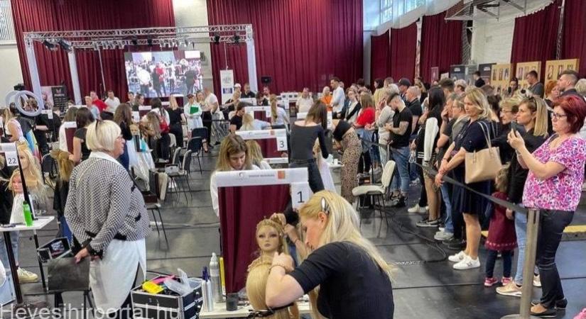 A szakma kiválóságaitól tanulhatott a zsűriszemináriumon a hevesi fodrász