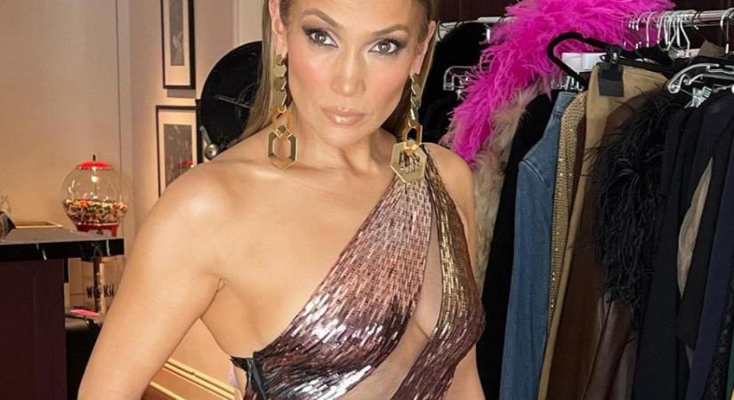 Egy szál melltartóban jelent meg egy eseményen Jennifer Lopez - képek