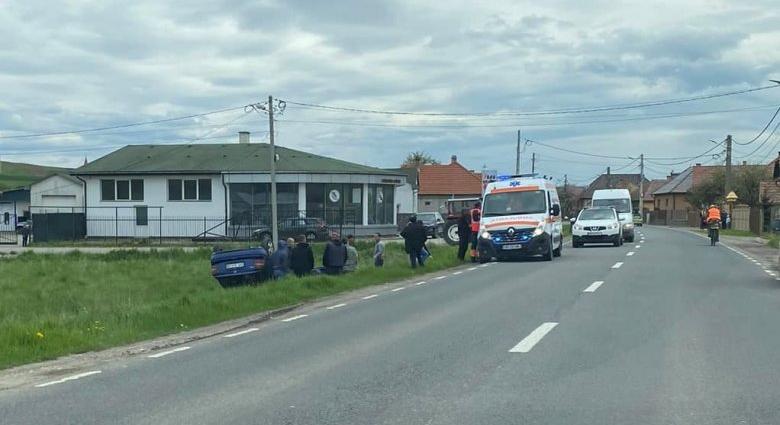 Felborult egy személyautó, miután traktorral ütközött Csíkszentkirályon