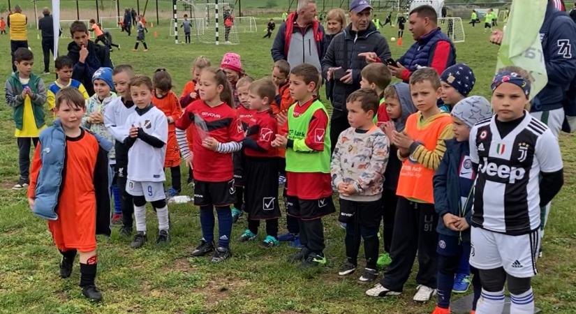 Ismét rengeteg gyerek kergette a labdát Mátranovákon (videó)