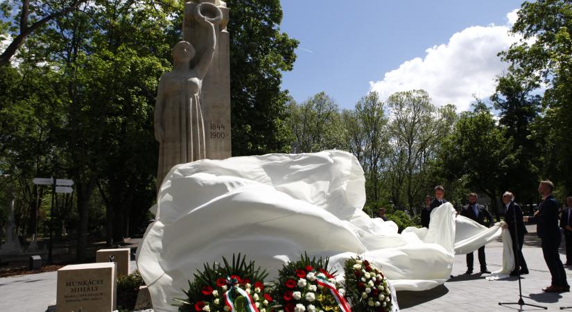 Halálának 123. évfordulója alkalmából megújult Munkácsy Mihály síremléke