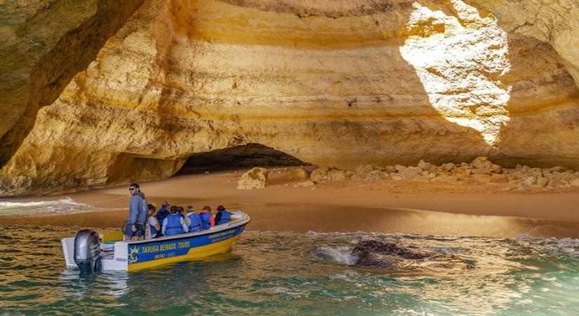 Csak csónakkal lehet megközelíteni Portugália egyik legszebb barlangját