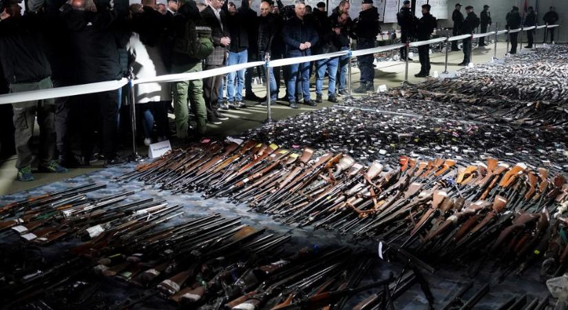 Bemutatták az átadott illegális fegyvereket Szerbiában