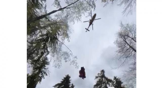 Videó: magyar biciklis sérült meg súlyosan Szlovákiában, mentőhelikopterrel vitték kórházba