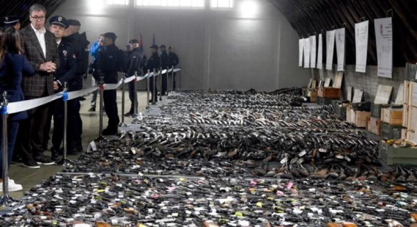 Már most több mint tízezer illegális fegyvert adtak le a szerbek (FOTÓ)